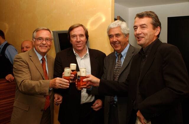 Anstoßen auf eine erfolgreiche WM 2006 v. li.: DFB-Generalsekretär Horst R. Schmidt, Fußballexperte Günter Netzer, Vizepräsident Dr. Fritz Scherer (FC Bayern München) und der geschäftsführende Vizepräsident des OK 2006 Wolfgang Niersbach (Deutschland) Fußball 1. BL Herren Saison 2003 2004, Mediensprecher, Pressesprecher, Pressearbeit, public relations, PR, Vdig, Gruppe Köln