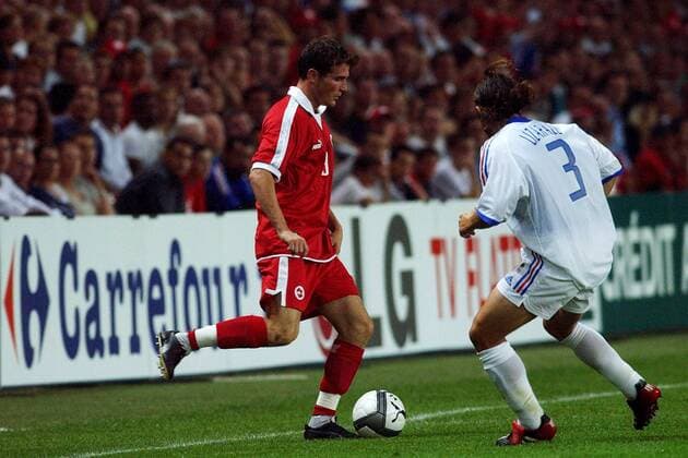 Alexander Frei (Schweiz, li.) gegen Bixente Lizarazu (Frankreich) Fußball Länderspiel Herren Länderspiel 2003, Nationalmannschaft, Nationalteam, Nationaltrikot, Freundschaftsspiel, Testspiel Gruppe Genf Dynamik,