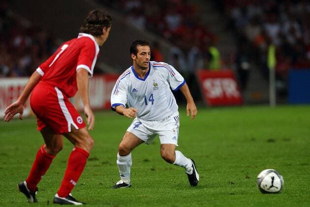 Bruno Berner (Schweiz, li.) gegen Ludovic Giuly (Frankreich) Fußball Länderspiel Herren Länderspiel 2003, Nationalmannschaft, Nationalteam, Nationaltrikot, Freundschaftsspiel, Testspiel Gruppe Genf Dynamik,
