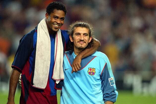 Patrick Kluivert (li.) und Torwart Rüstü Recber (beide Barca) - VERÖFFENTLICHUNGSRECHTE NUR FÜR DEUTSCHE MEDIEN Fußball Herren Saisonvorbereitung 2003 2004, Joan Gamper Trophy, Test, Testspiel, FC Barcelona Gruppe Barcelona Harmonie
