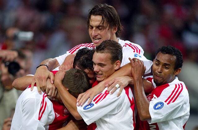 Torjubel Ajax mit v. re.: De Jesus Sousa Wamberto, Wesley Sneijder und Zlatan Ibrahimovic - VERÖFFENTLICHUNGSRECHTE NUR FÜR DEUTSCHE MEDIEN Fußball EC 1 Herren Champions League Qualifikation 2003 2004, Ajax Amsterdam Gruppe Amsterdam Freude,