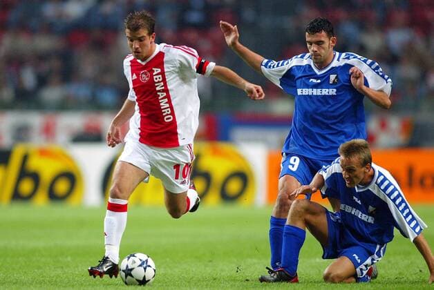 Rafael van der Vaart (Ajax, li.) vorbei an Ilco Naumoski (Mitte) und Ramusch (beide Graz) - VERÖFFENTLICHUNGSRECHTE NUR FÜR DEUTSCHE MEDIEN Fußball EC 1 Herren Champions League Qualifikation 2003 2004, Ajax Amsterdam - Liebherr Grazer AK 2:1 n.V. Gruppe Amsterdam Dynamik,