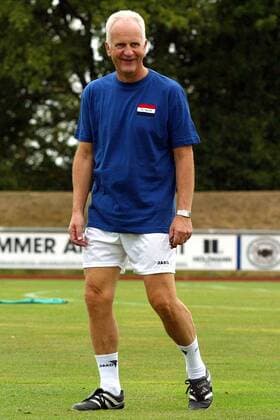 Nationaltrainer Bernd Stange (Irak) genießt das mitteleuropäische Klima während des Trainingslagers im bayerischen Oberstaufen Fußball Herren Nationalmannschaftstraining 2003, Nationalmannschaft, Nationalteam, Vdig, Einzelbild Oberstaufen Allgäu