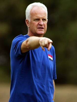 Nationaltrainer Bernd Stange (Irak) gibt Anweisungen Fußball Herren Nationalmannschaftstraining 2003, Nationalmannschaft, Nationalteam, Vdig, Einzelbild Oberstaufen Allgäu