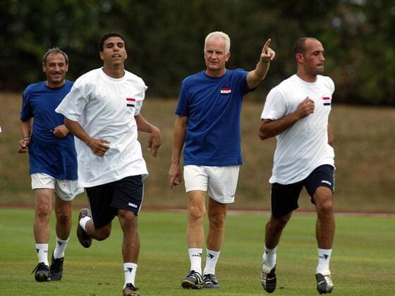 Nationaltrainer Bernd Stange (Irak, Mitte) gibt Anweisungen Fußball Herren Nationalmannschaftstraining 2003, Nationalmannschaft, Nationalteam, Vdig, Gruppe Training, Trainingslager Oberstaufen Allgäu