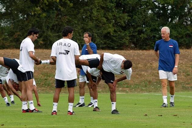 Nationaltrainer Bernd Stange (Irak, re.) beobachtet sein Team während der Erwärmung Fußball Herren Nationalmannschaftstraining 2003, Nationalmannschaft, Nationalteam, Vdig, Gruppe Training, Trainingslager Oberstaufen Allgäu
