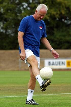 Nationaltrainer Bernd Stange (Irak) jongliert selbst ein wenig Fußball Herren Nationalmannschaftstraining 2003, Nationalmannschaft, Nationalteam, Vdig, Einzelbild Training, Trainingslager Oberstaufen Allgäu