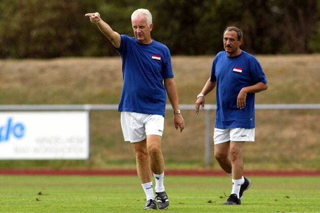 Nationaltrainer Bernd Stange (Irak, li.) gibt Anweisungen Fußball Herren Nationalmannschaftstraining 2003, Nationalmannschaft, Nationalteam, Vdig, Gruppe Training, Trainingslager Oberstaufen Allgäu