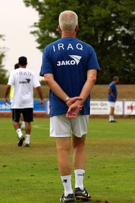 Nationaltrainer Bernd Stange (Irak) beobachtet sein Team während des Trainingslagers im bayerischen Oberstaufen Fußball Herren Nationalmannschaftstraining 2003, Nationalmannschaft, Nationalteam, Vdig, Einzelbild Training, Trainingslager Oberstaufen Allgäu