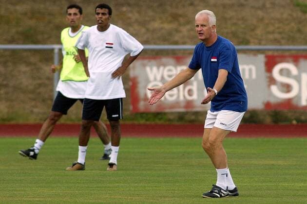 Nationaltrainer Bernd Stange (Irak) gibt Anweisungen Fußball Herren Nationalmannschaftstraining 2003, Nationalmannschaft, Nationalteam, Vdig, Einzelbild Training, Trainingslager Oberstaufen Allgäu