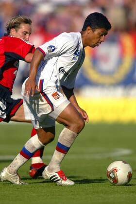 Giovane Elber (Lyon, re.) gegen Michel (Guingamp) Fußball Herren Ligue Une 2003 2004, 1. Französische Liga, EA Guingamp - Olympique Lyonnais 2:0, Vdig, Gruppe Guingamp  