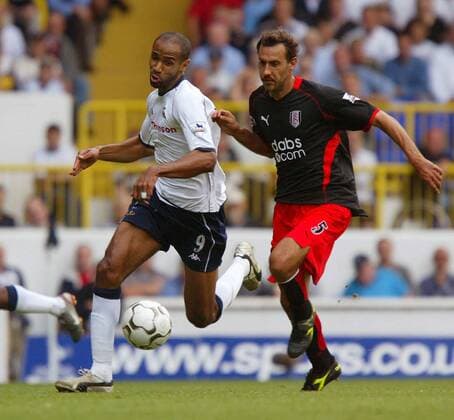 Sylvain Legwinski (Fulham, re.) gegen Freddie Kanoute (Spurs) Fußball Herren English Premier League 2003 2004, 1. Englische Liga, Tottenham Hotspurs - FC Fulham 0:3, Hotspur, Gruppe London Dynamik,