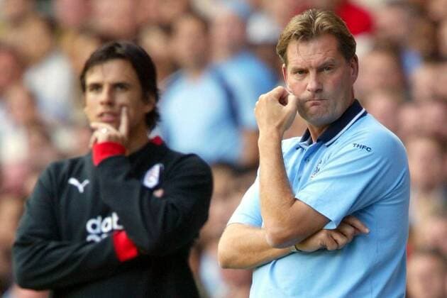 Die Trainerkollegen Glenn Hoddle (Tottenham Hotspur re.) und Chris Coleman (Fulham) nachdenklich Fußball Herren English Premier League 2003 2004, 1. Englische Liga, Tottenham Hotspurs, Hotspur, Spurs, FC, Vdig, Gruppe London Skepsis, Nachdenklichkeit,