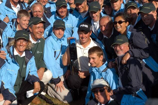 Sieger Lee Westwood (England, Mitte) mit seiner Trophäe wird umringt von zahlreichen freiwilligen Helfern Golf Herren BMW International Open 2003, PGA European Tour, TPC of Europe, Golfen Totale Golfclub Eichenried-Nord München Freude,