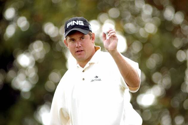 Lee Westwood (England) mit Golfball Golf Herren BMW International Open 2003, PGA European Tour, TPC of Europe, Golfen Einzelbild Golfclub Eichenried-Nord München