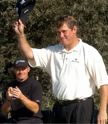 Sieger Lee Westwood (England) bei der Siegerehrung, dahinter der Zweitplatzierte Alex Cejka (Deutschland) Golf Herren BMW International Open 2003, PGA European Tour, TPC of Europe, Golfen Gruppe Golfclub Eichenried-Nord München Freude,