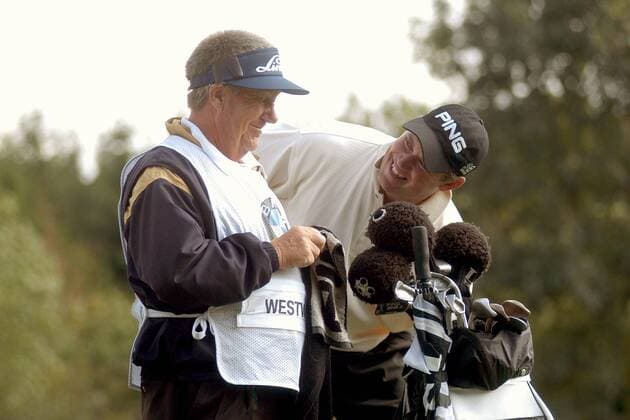 Lee Westwood (England, re.) scherzt mit seinem Caddy Peter Coleman (Deutschland) Golf Herren BMW International Open 2003, PGA European Tour, TPC of Europe, Golfen Gruppe Golfclub Eichenried-Nord München