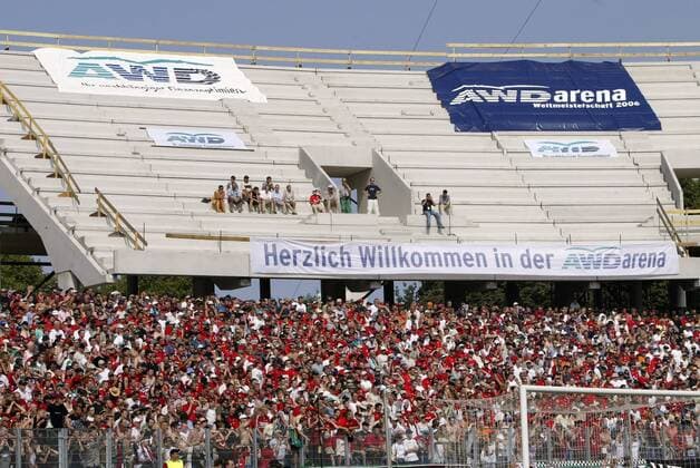 Die neue Tribüne über dem Hannoveraner Fanblock AWD-Arena bietet in der Bauphase mehr Platz für Werbung als für Zuschauer Fußball 1. BL Herren Saison 2003 2004, Hannover 96, Sponsoring, Finanzdienstfeister, Dienstleistungen, Finanzen, Totale AWDArena Hannover, Wirtschaft
