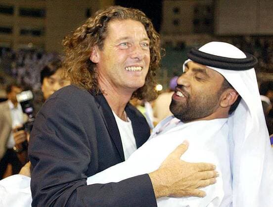 Trainer Bruno Metsu (Al Ain) freut sich mit einem Scheich über den Finaleinzug Fußball Herren AFC Asian Champions League 2002 2003, Halbfinale Rückspiel, Dalian - Al Ain SC 4:3 Gruppe Vereinigte Arabische Emirate, Asien, asiatische Dalian Begeisterung, Freude,