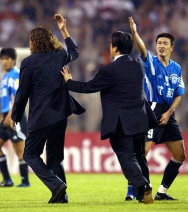 Trainer Bruno Metsu (li., Al Ain) beschwert sich lautstark, da kann auch Hao Haidong (Dalian Shide) nicht ruhig bleiben Fußball Herren AFC Asian Champions League 2002 2003, Halbfinale Rückspiel, Dalian Shide - Al Ain SC 4:3 Gruppe Vereinigte Arabische Emirate, Asien, asiatische Dalian