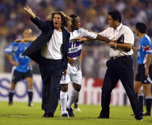 Trainer Bruno Metsu (li.) mit seinem Schützling Salim Jawhar (beide Al Ain) Fußball Herren AFC Asian Champions League 2002 2003, Halbfinale Rückspiel, Dalian Shide - Al Ain SC 4:3 Gruppe Vereinigte Arabische Emirate, Asien, asiatische Dalian