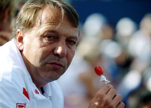 Trainer Dirk Hordorff (Deutschland) lutscht griesgrämig an seinem Lolli Tennis Herren US-Open 2003, Grand Slam, ATP-Tour, Vdig Porträt Flushing Meadows, Meadow New York