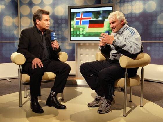 Teamchef Rudi Völler (re.) erklärt im Interview mit ARD-Moderator Waldemar Hartmann (beide Deutschland) die dürftige Leistung seines Teams Fußball Länderspiel Herren Europameisterschaftsqualifikation 2003, Qualifikation, Länderspiel, Nationalmannschaft, Nationalteam Gruppe Reykjavik Wut,