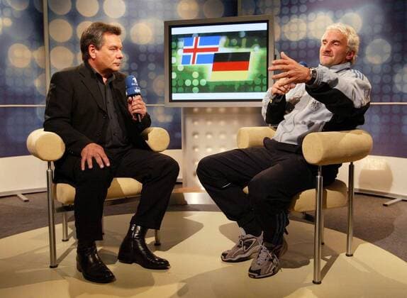 Teamchef Rudi Völler (re.) verteidigt wütend im Interview mit ARD-Moderator Waldemar Hartmann (beide Deutschland) die dürftige Leistung seines Teams Fußball Länderspiel Herren Europameisterschaftsqualifikation 2003, Qualifikation, Länderspiel, Nationalmannschaft, Nationalteam Gruppe Reykjavik Wut,