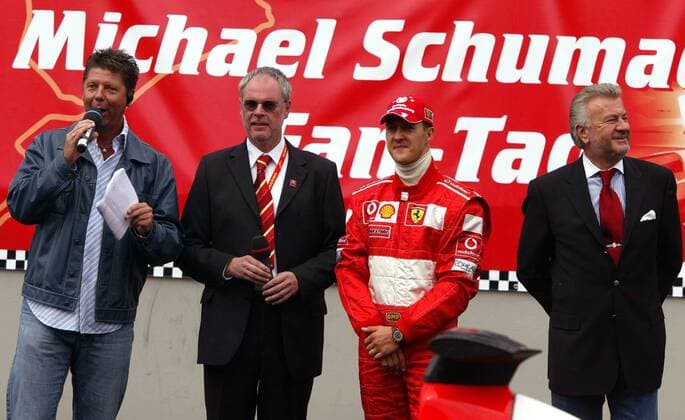 V.li.: RTL-Kommentator Heiko Wasser, Walter Kafitz (Hauptgeschäftsführer der Nürburgring GmbH), Michael Schumacher (Ferrari) und sein Manager Willi Weber (alle Deutschland) beim Michael-Schumacher-Fan-Tag am Nürburgring Motorsport Herren Michael-Schumacher-Fan-Tag 2003, Day, Fantag, Fanday, Formel, F1, F, Vdig Gruppe Nürburgring Nürburg