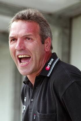 Trainer Ernst Middendorp (Augsburg) wütend Fußball Herren Regionalliga Süd 2003 2004, 3. Liga, Mainz - FC Augsburg 1:0 Porträt Mainz Wut,