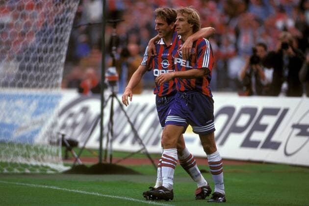 Jürgen Klinsmann (re.) und Andreas Herzog (beide Bayern) Fußball 1. BL Herren DEUTSCHSPRACHIGE SPORTZEITSCHRIFTEN UND -ZEITUNGEN NUR NACH RÜCKSPRACHE, Saison 1995 1996 Gruppe München Harmonie Freude, Kameradschaft