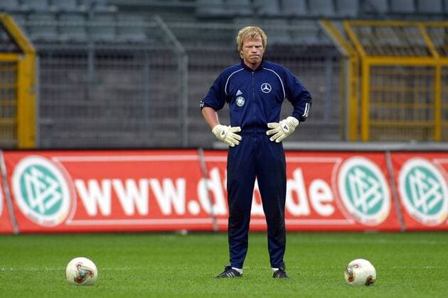 Die Qual der Wahl - Torwart Oliver Kahn (Deutschland) muss sich für einen Ball entscheiden Fußball Herren Nationalmannschaftstraining 2003, Nationalmannschaft, Nationalteam, Training, Vdig, Einzelbild Nachdenklichkeit, Skepsis