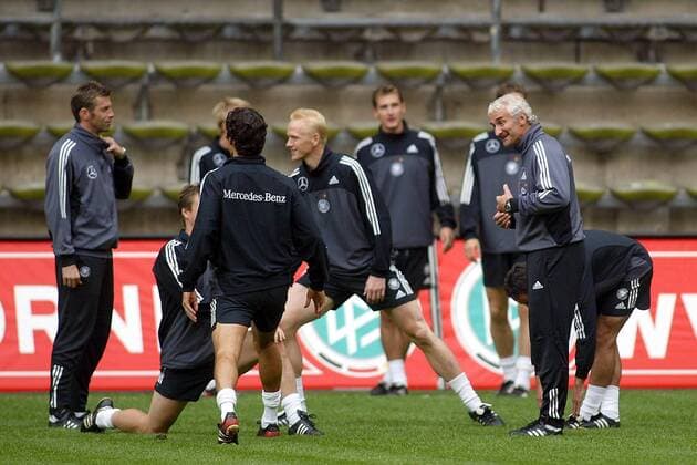 Teamchef Rudi Völler (Deutschland, re.) gut gelaunt während der Trainingseinheit der deutschen Nationalmannschaft Fußball Herren Nationalmannschaftstraining 2003, Nationalmannschaft, Nationalteam, Training, Vdig, Gruppe Dortmund Harmonie