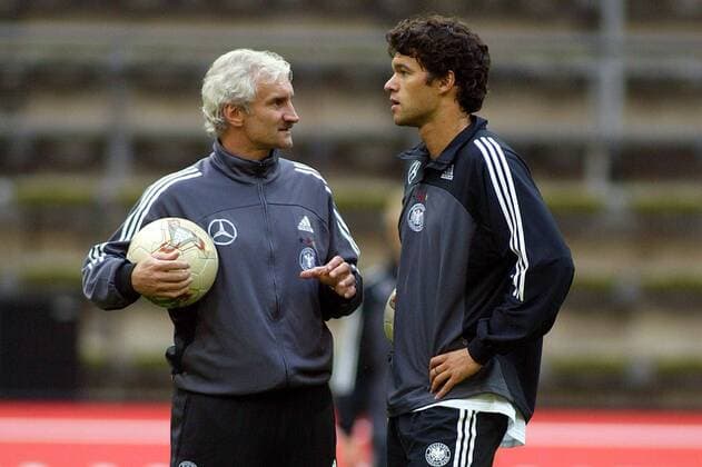 Teamchef Rudi Völler (li.) und sein Leitwolf Michael Ballack (beide Deutschland) im Gespräch Fußball Herren Nationalmannschaftstraining 2003, Nationalmannschaft, Nationalteam, Training, Vdig, Gruppe Dortmund