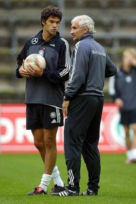 Teamchef Rudi Völler (re.) und Michael Ballack (beide Deutschland) während der Trainingseinheit Fußball Herren Nationalmannschaftstraining 2003, Nationalmannschaft, Nationalteam, Training, Vdig, Gruppe Dortmund