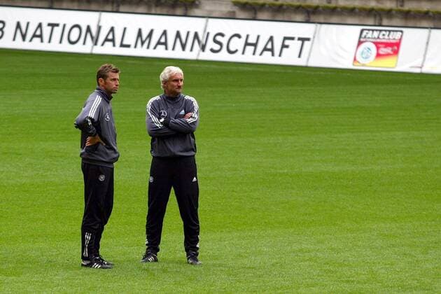 Teamchef Rudi Völler (re.) und Bundestrainer Michael Skibbe (beide Deutschland) während der Trainingseinheit Fußball Herren Nationalmannschaftstraining 2003, Nationalmannschaft, Nationalteam, Training, Vdig, Gruppe Dortmund