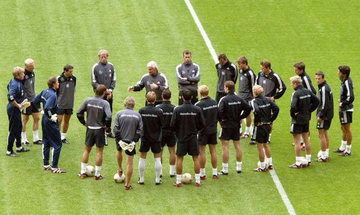 Ansprache von Rudi Völler - der Teamchef und seine Co-Trainer Erich Rutemöller (li.) und Michael Skibbe sammeln die Mannschaft um sich Fußball Herren Nationalmannschaftstraining 2003, Nationalmannschaft, Nationalteam, Training, Vdig, Totale Dortmund