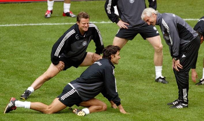 Gelöste Stimmung bei Teamchef Rudi Völler (re.) und seinen Leistungsträgern Michael Ballack (Mitte) und Christian Wörns (alle Deutschland) Fußball Herren Nationalmannschaftstraining 2003, Nationalmannschaft, Nationalteam, Training, Vdig, Gruppe Dortmund Harmonie Freude