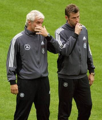 Ratlos trifft Sprachlos: Teamchef Rudi Völler (li.) und Bundestrainer Michael Skibbe (beide Deutschland) runzeln skeptisch die Stirn Fußball Herren Nationalmannschaftstraining 2003, Nationalmannschaft, Nationalteam, Training, Vdig, Gruppe Dortmund Nachdenklichkeit, Skepsis,