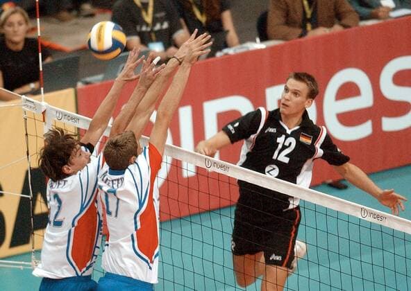 Christian Pampel (re., Deutschland) schmettert den Ball am Block von Marquet (li.) und Kieffer (beide Frankreich) vorbei Volleyball EM Herren Europameisterschaft 2003, Länderspiel, Nationalmannschaft, Nationalteam, Nationaltrikot Gruppe Leipzig Dynamik,