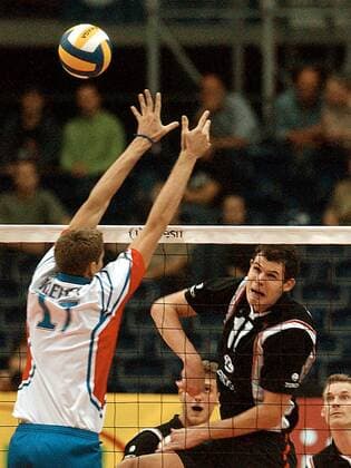 Norbert Walter (re., Deutschland) schmettert den Ball an Kieffer (Frankreich) vorbei Volleyball EM Herren Europameisterschaft 2003, Länderspiel, Nationalmannschaft, Nationalteam, Nationaltrikot Gruppe Leipzig Dynamik,