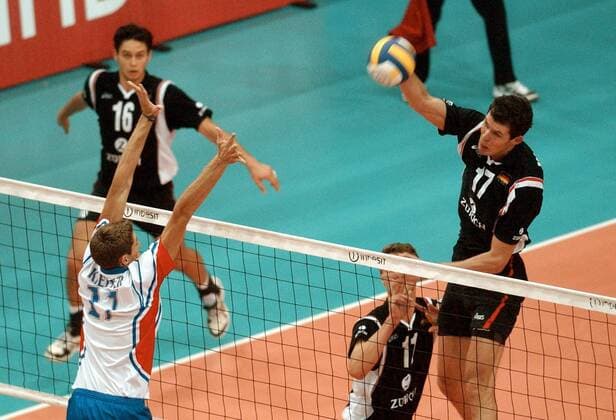 Norbert Walter (re., Deutschland) schmettert den Ball an Oliver Kieffer (li., Frankreich) vorbei Volleyball EM Herren Europameisterschaft 2003, Länderspiel, Nationalmannschaft, Nationalteam, Nationaltrikot Gruppe Leipzig Dynamik,