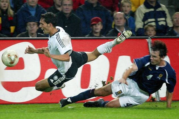 Christian Dailly (re., Schottland) läßt Kevin Kuranyi (Deutschland) über die Klinge springen Fußball Länderspiel Herren Europameisterschaftsqualifikation 2003, Länderspiel, Qualifikation, Nationalmannschaft, Nationalteam Gruppe Dortmund Dynamik, Kampf,