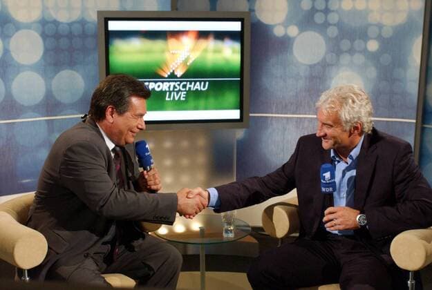 Versöhnung: Teamchef Rudi Völler (re.) und ARD-Moderator Waldemar Hartmann (beide Deutschland) reichen sich in der Sportschau die Hände Fußball Länderspiel Herren Europameisterschaftsqualifikation 2003, Länderspiel, Qualifikation, Nationalmannschaft, Nationalteam Gruppe Dortmund