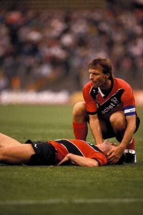 Karl-Heinz Körbel (re.) kümmert sich um Heinz Gründel (beide Frankfurt) Fußball 1. BL Herren DEUTSCHSPRACHIGE SPORTZEITSCHRIFTEN UND -ZEITUNGEN NUR NACH RÜCKSPRACHE, Saison 1989 1990 Einzelbild Frankfurt M.