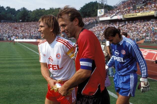 Karl-Heinz Körbel (vorn, Frankfurt) und Klaus Augenthaler (beide Bayern) - die zwei Urgesteine der Bundesliga führen ihre Teams aufs Feld Fußball 1. BL Herren DEUTSCHSPRACHIGE SPORTZEITSCHRIFTEN UND -ZEITUNGEN NUR NACH RÜCKSPRACHE, Saison 1989 1990 Gruppe Frankfurt M.