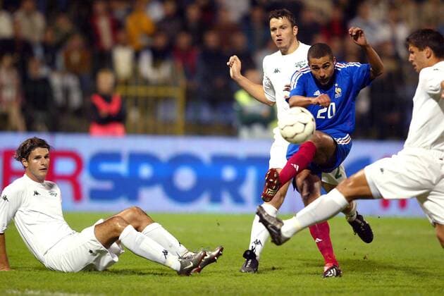 David Trezeguet (2.v.re., Frankreich) setzt sich gegen 3 Slowenen durch Fußball Länderspiel Herren Europameisterschaftsqualifikation 2003, Länderspiel, Qualifikation, Nationalmannschaft, Nationalteam Gruppe Ljubljana Dynamik,  
