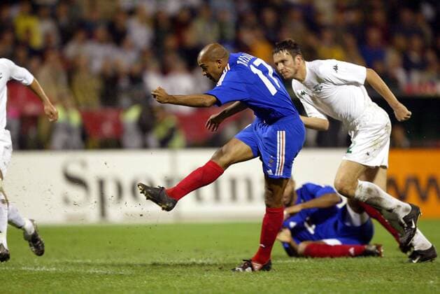 Olivier Dacourt (Frankreich) zieht ab und erzielt das 0:2 Fußball Länderspiel Herren Europameisterschaftsqualifikation 2003, Länderspiel, Qualifikation, Nationalmannschaft, Nationalteam Einzelbild Ljubljana Dynamik,  