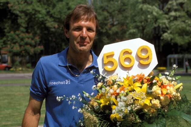 Karl-Heinz Körbel (Frankfurt) wird zum Abschluß der Saison 1989 1990 für seine 569 Spiele, die er ausschließlich für die Eintracht bestritten hat, geehrt Fußball 1. BL Herren Saison 1989 1990, Eintracht Frankfurt Einzelbild Frankfurt M.