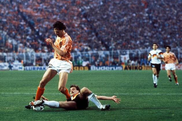 Marco van Basten (li., Niederlande) gegen Jürgen Kohler (BR Deutschland) - das ewige Duell Fußball EM Herren DEUTSCHSPRACHIGE SPORTZEITSCHRIFTEN UND -ZEITUNGEN NUR NACH RÜCKSPRACHE, Europameisterschaft 1988 Gruppe Hamburg Dynamik, Kampf